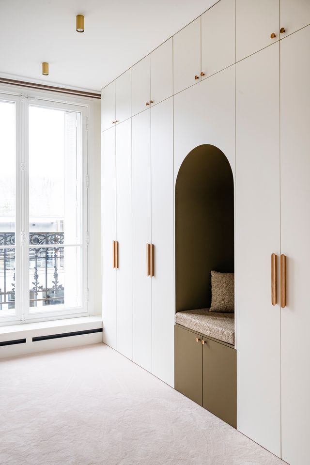 dressing avec banc intégré décoration contemporaine appartement Paris Photo : ©Julien Pépy dressing avec banc intégré décoration contemporaine appartement Paris Photo : ©Julien Pépy