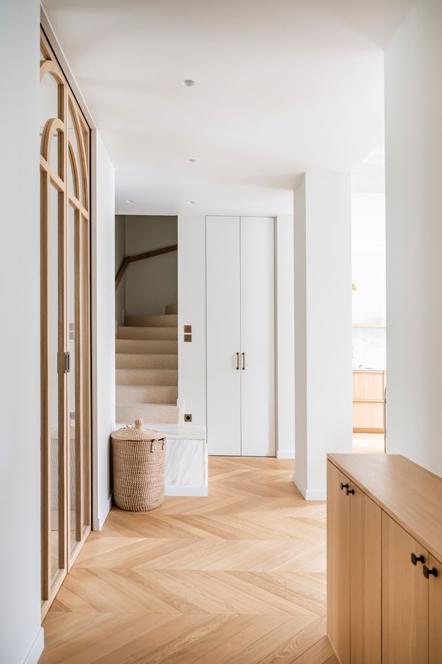 entrée avec verrière en bois décoration contemporaine appartement Paris Photo : ©Julien Pépy entrée avec verrière en bois décoration contemporaine appartement Paris Photo : ©Julien Pépy
