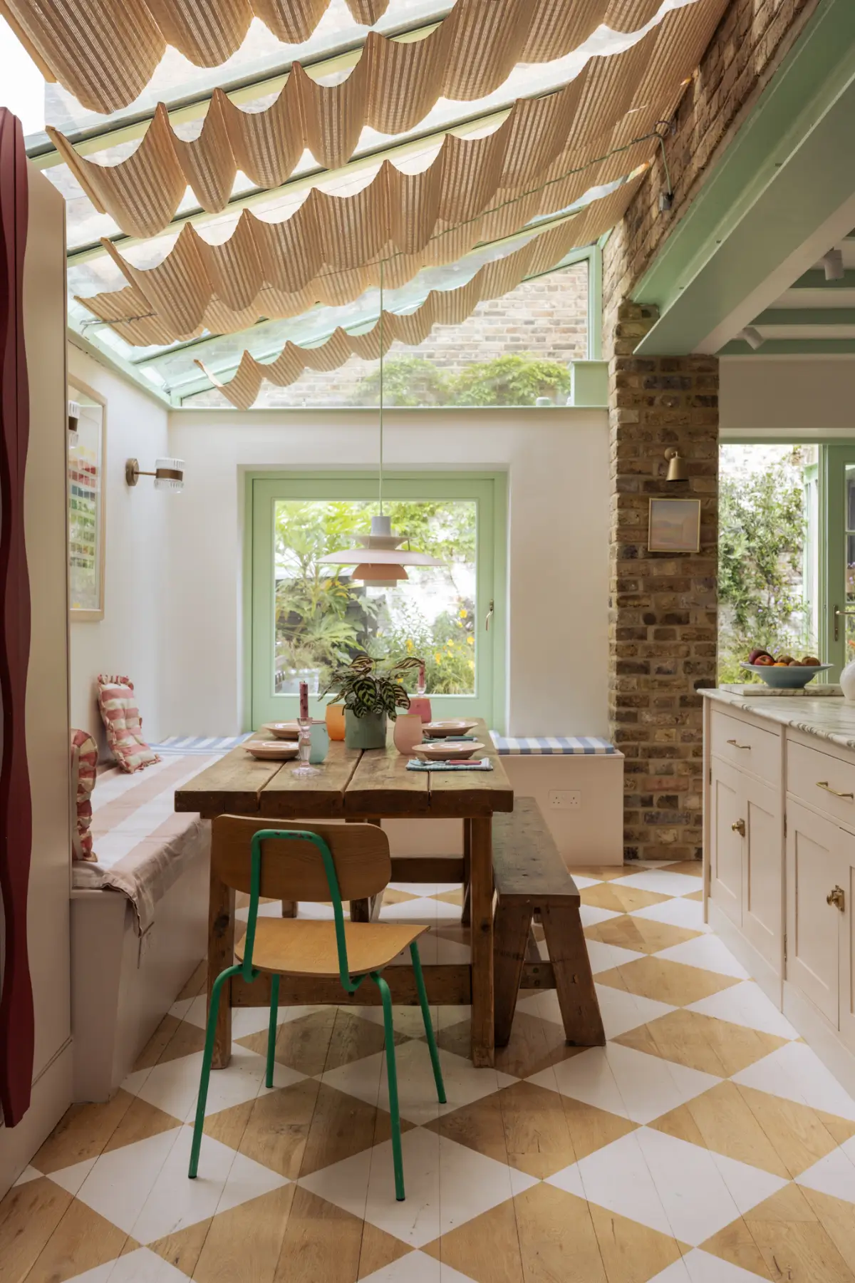 cuisine dans extension sur jardin sol à damier peint sur parquet décoration pastel maison victorienne à Londres