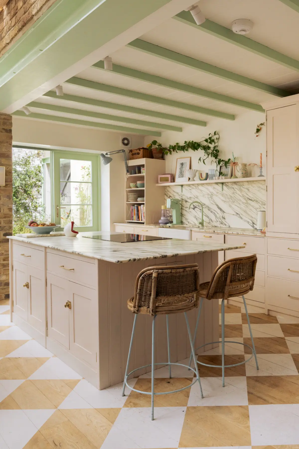 cuisine dans extension sur jardin sol à damier peint sur parquet décoration pastel maison victorienne à Londres