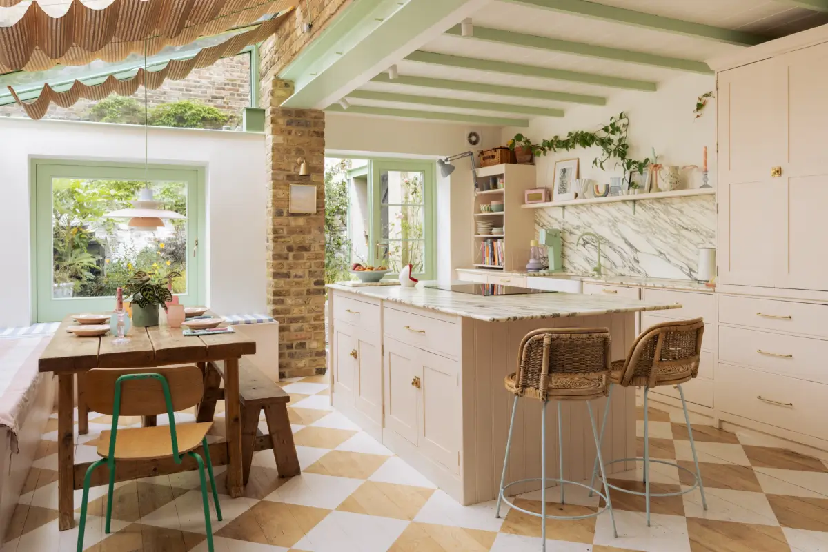 cuisine dans extension sur jardin sol à damier peint sur parquet décoration pastel maison victorienne à Londres