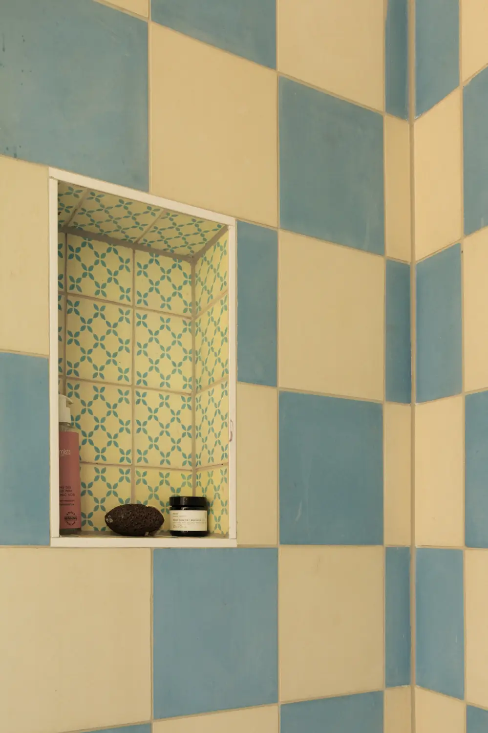 salle de bain carrelage blanc et bleu