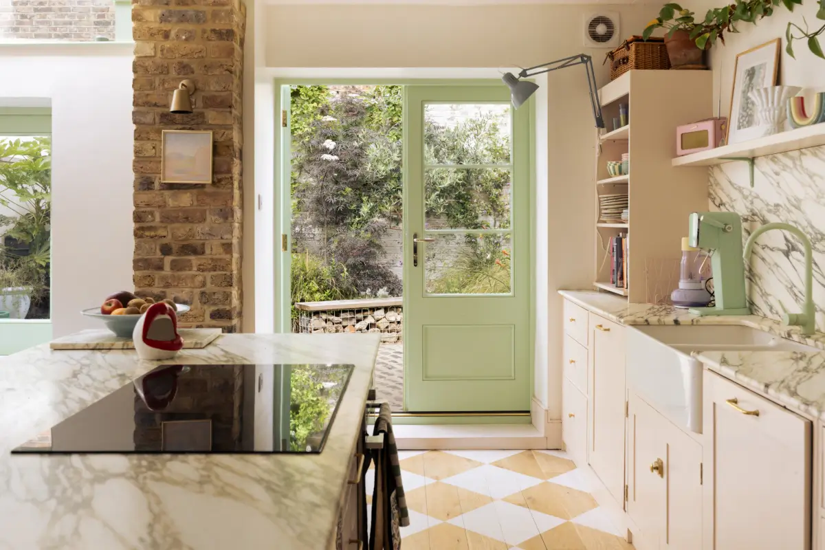 cuisine dans extension sur jardin sol à damier peint sur parquet décoration pastel maison victorienne à Londres