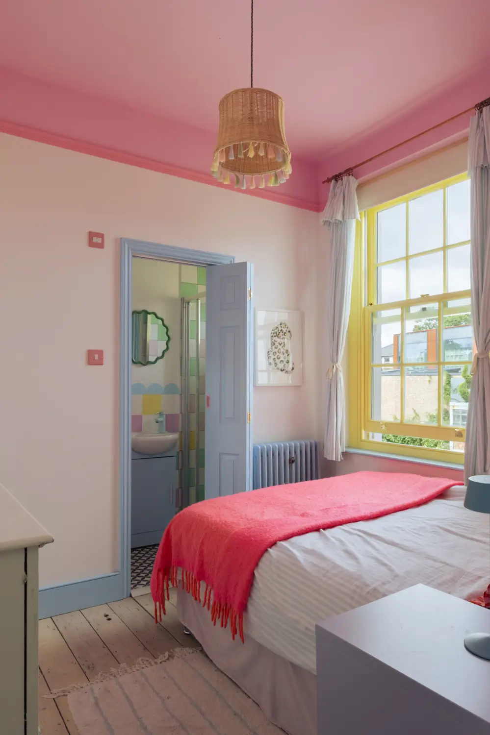chambre plafond rose vif