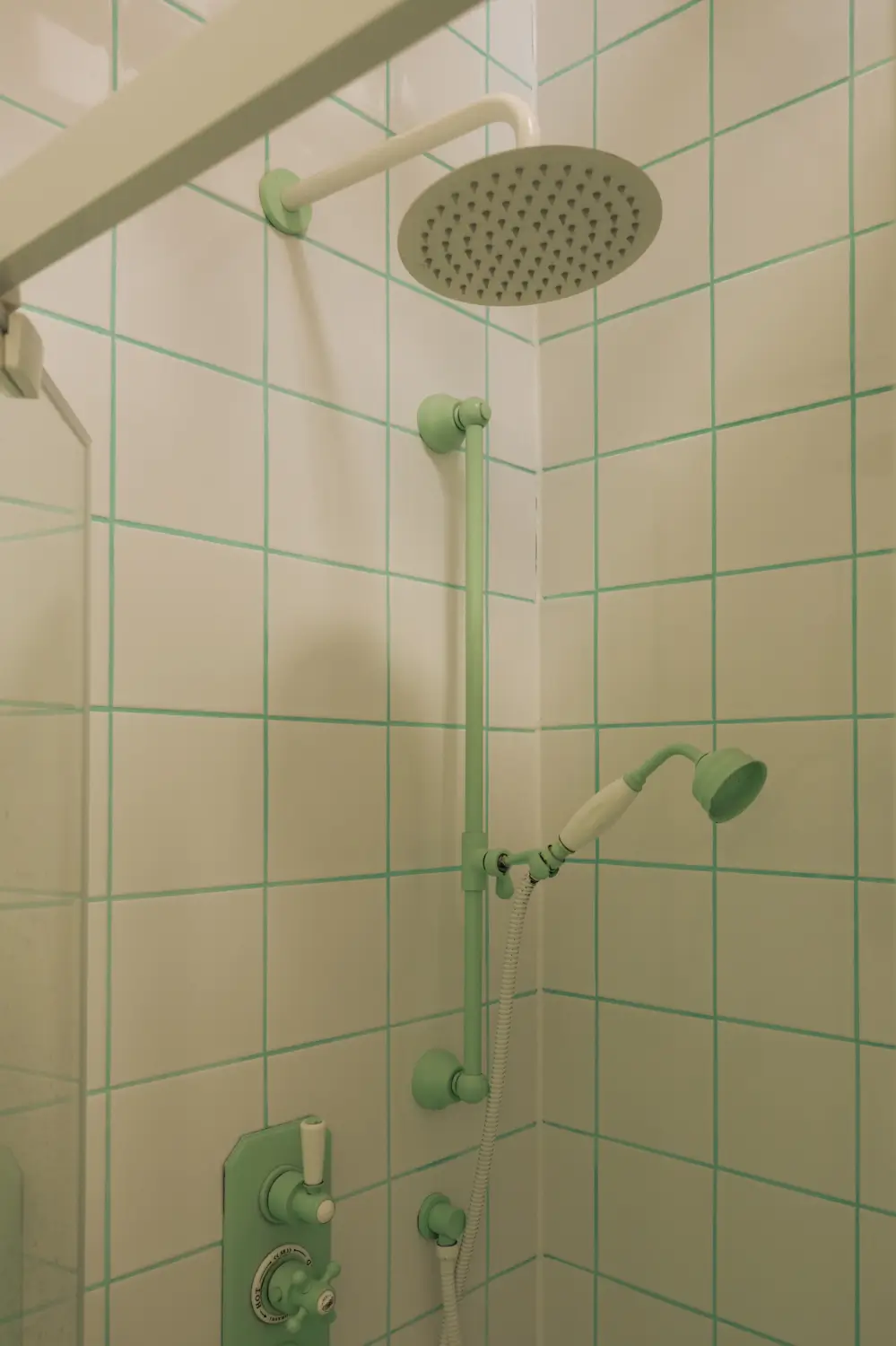 salle de bain blanche avec joints verts