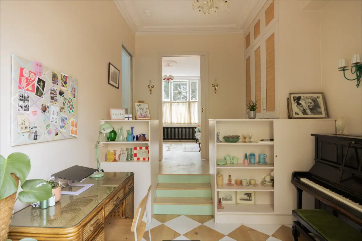 salon avec piano sol à damier peint sur parquet décoration pastel maison victorienne à Londres