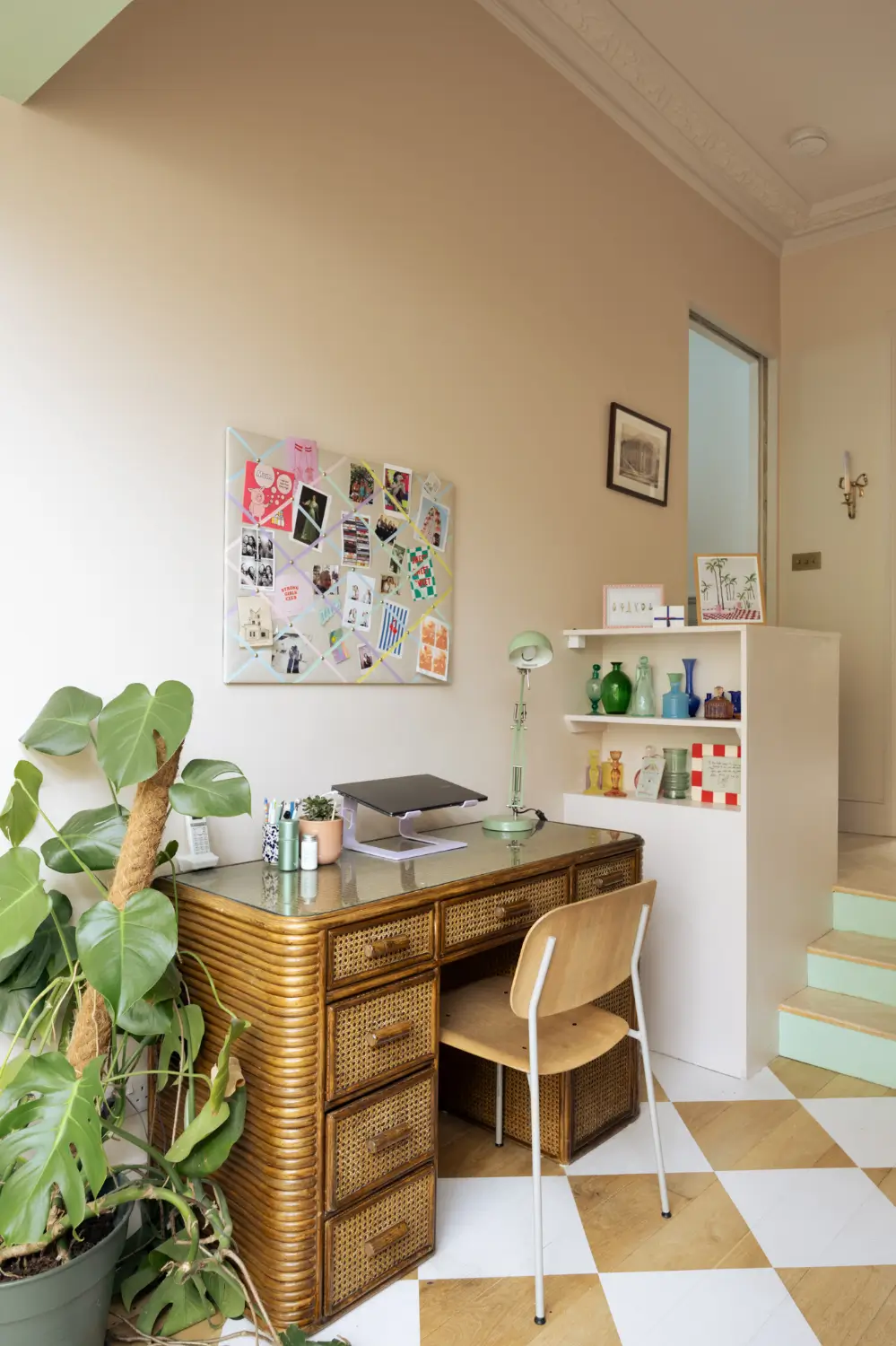 bureau vintage sol à damier peint sur parquet décoration pastel maison victorienne à Londres