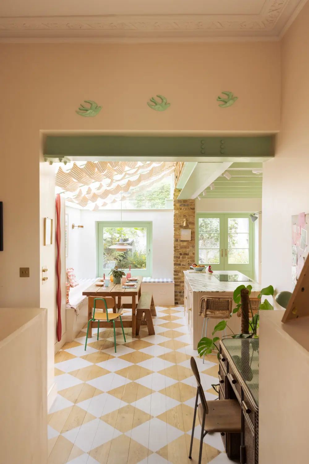 cuisine dans extension sur jardin sol à damier peint sur parquet décoration pastel maison victorienne à Londres