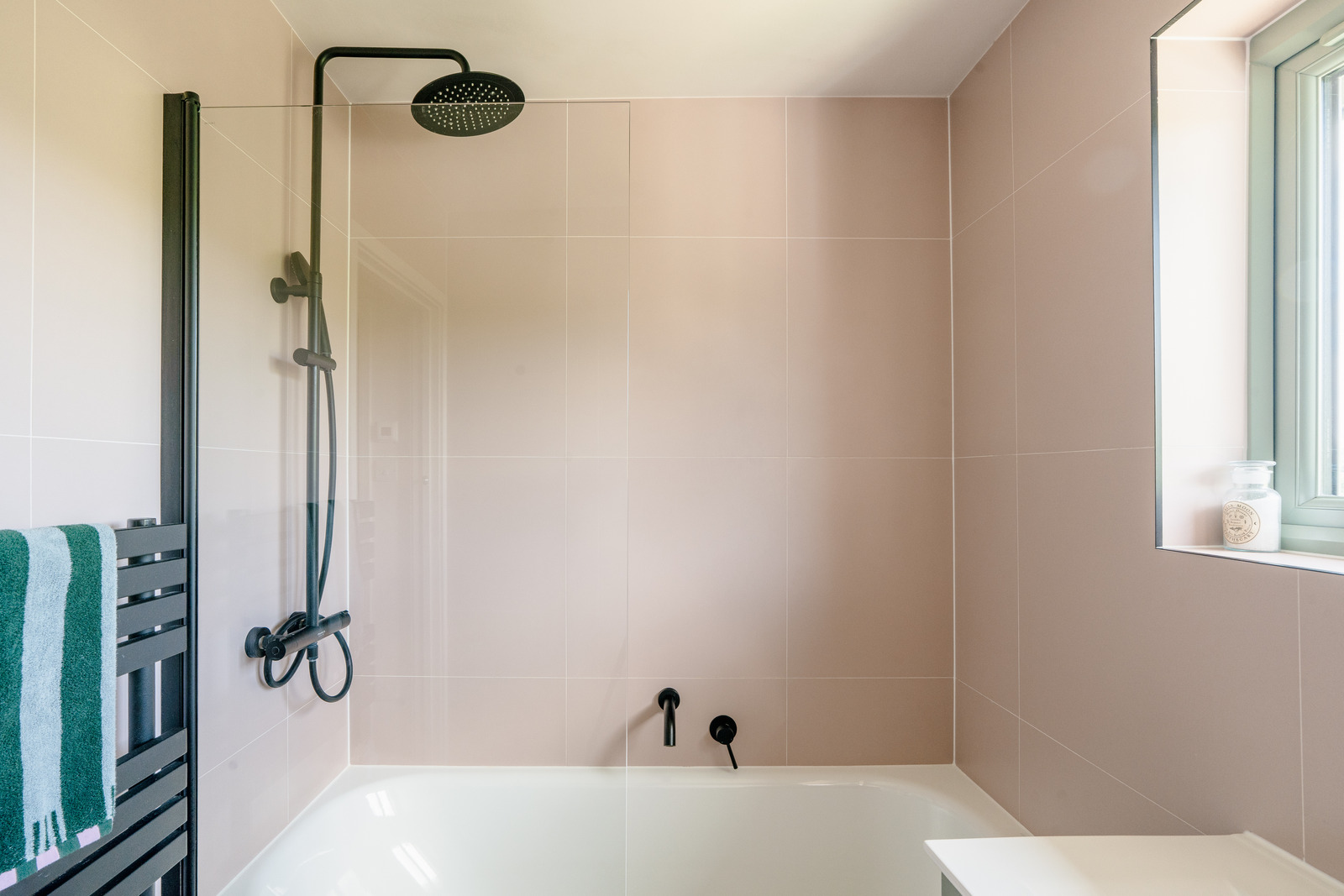 salle de bain décoration contemporaine verte et terracotta clair maison familiale Bath Angleterre salle de bain décoration contemporaine verte et terracotta clair maison familiale Bath Angleterre
