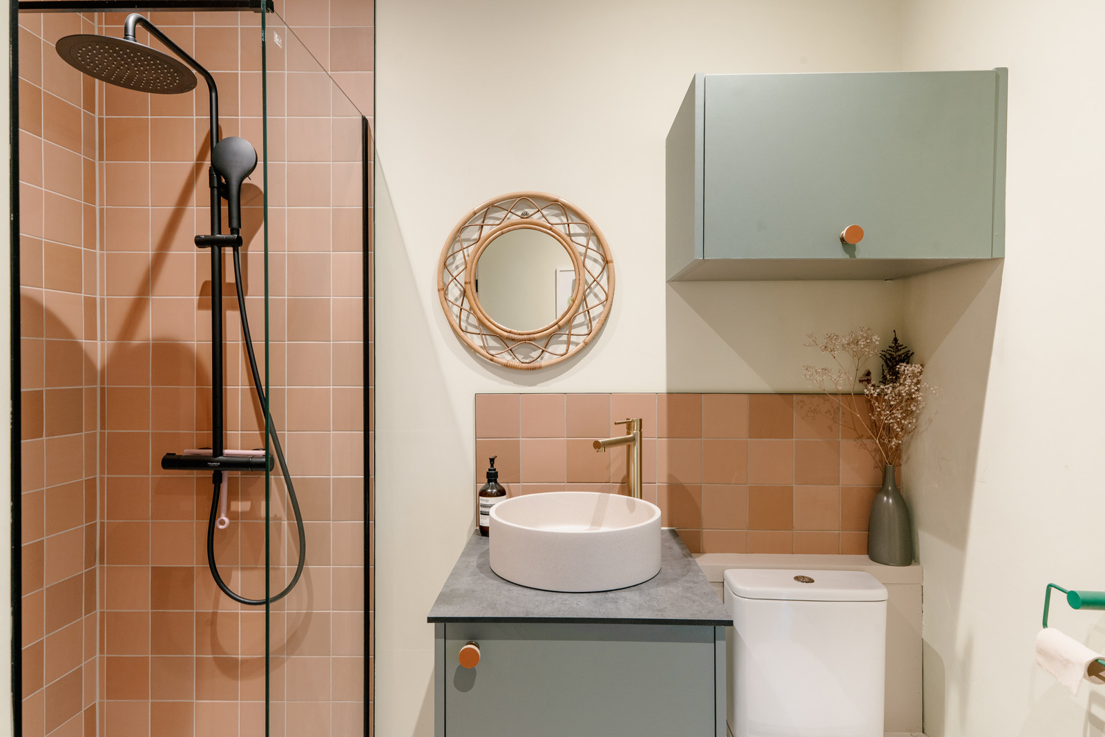 salle de bain décoration contemporaine verte et terracotta maison familiale Bath Angleterre salle de bain décoration contemporaine verte et terracotta maison familiale Bath Angleterre