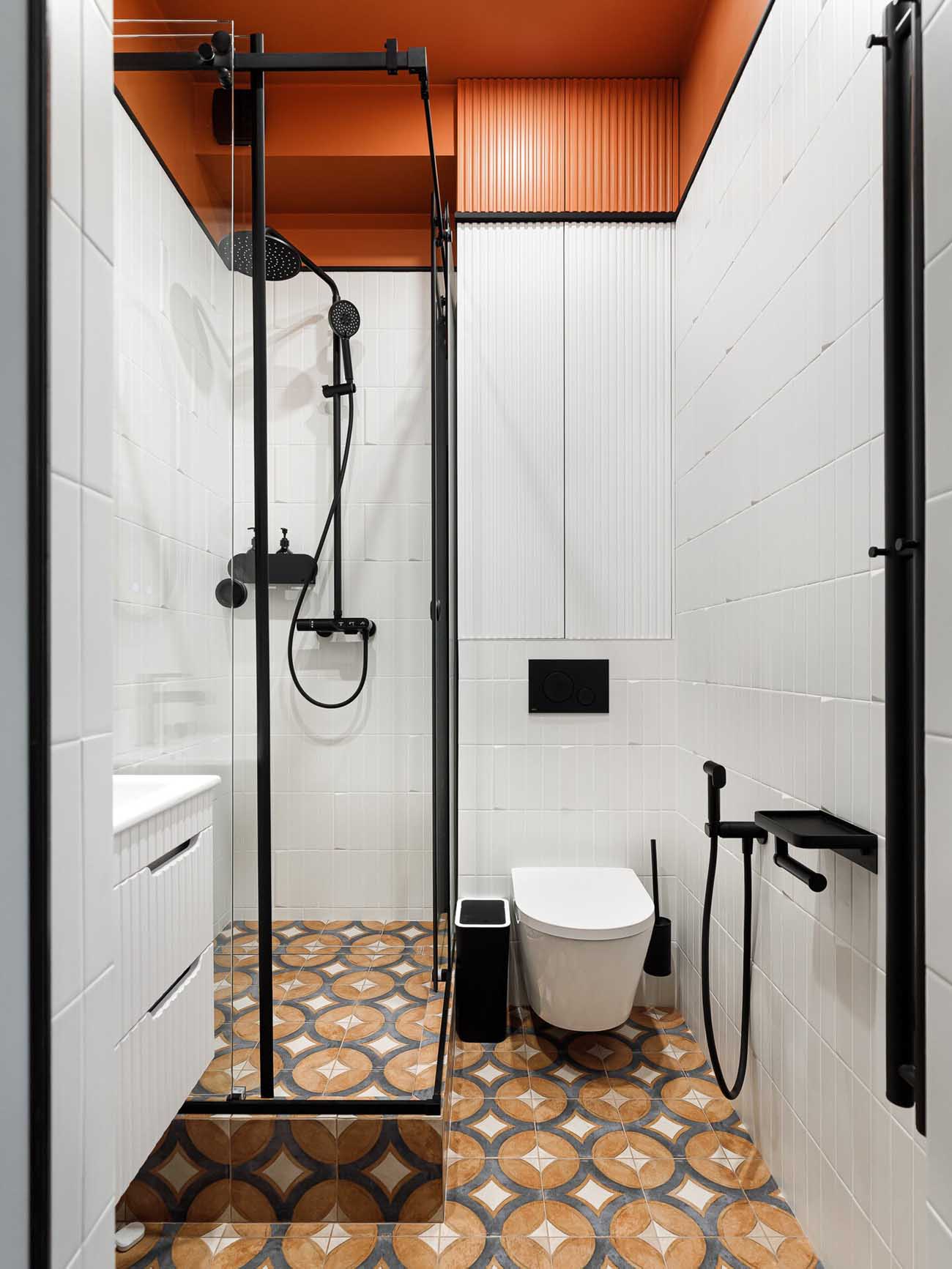 salle d'eau carrelage rétro et plafond orange