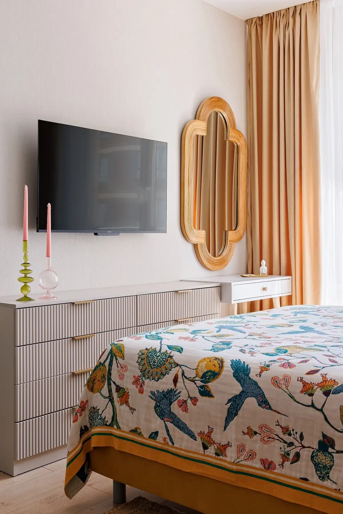 chambre avec TV dans studio 26m2 décoration contemporaine et colorée