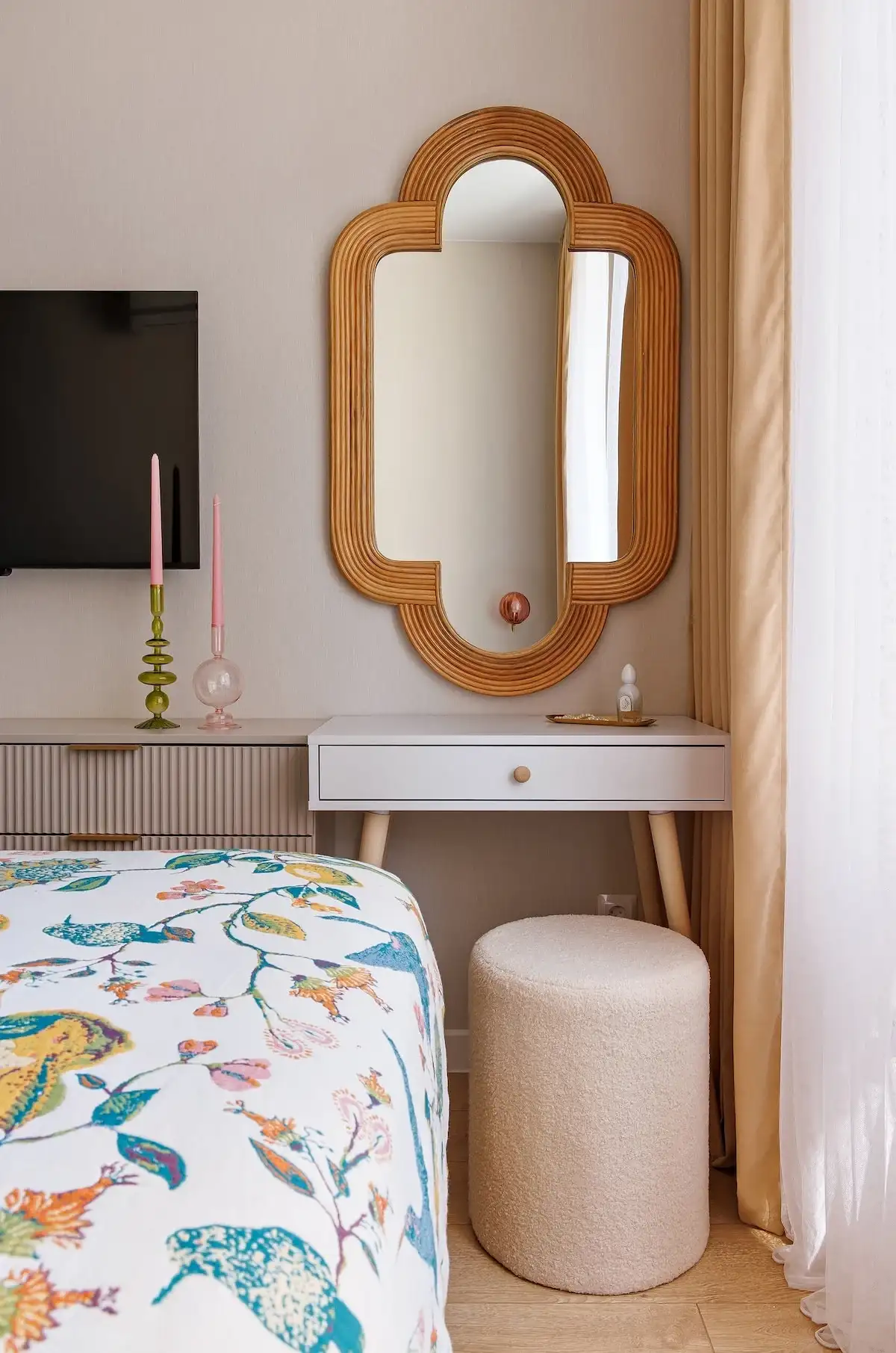 chambre avec TV et coiffeuse dans studio 26m2 décoration contemporaine et colorée