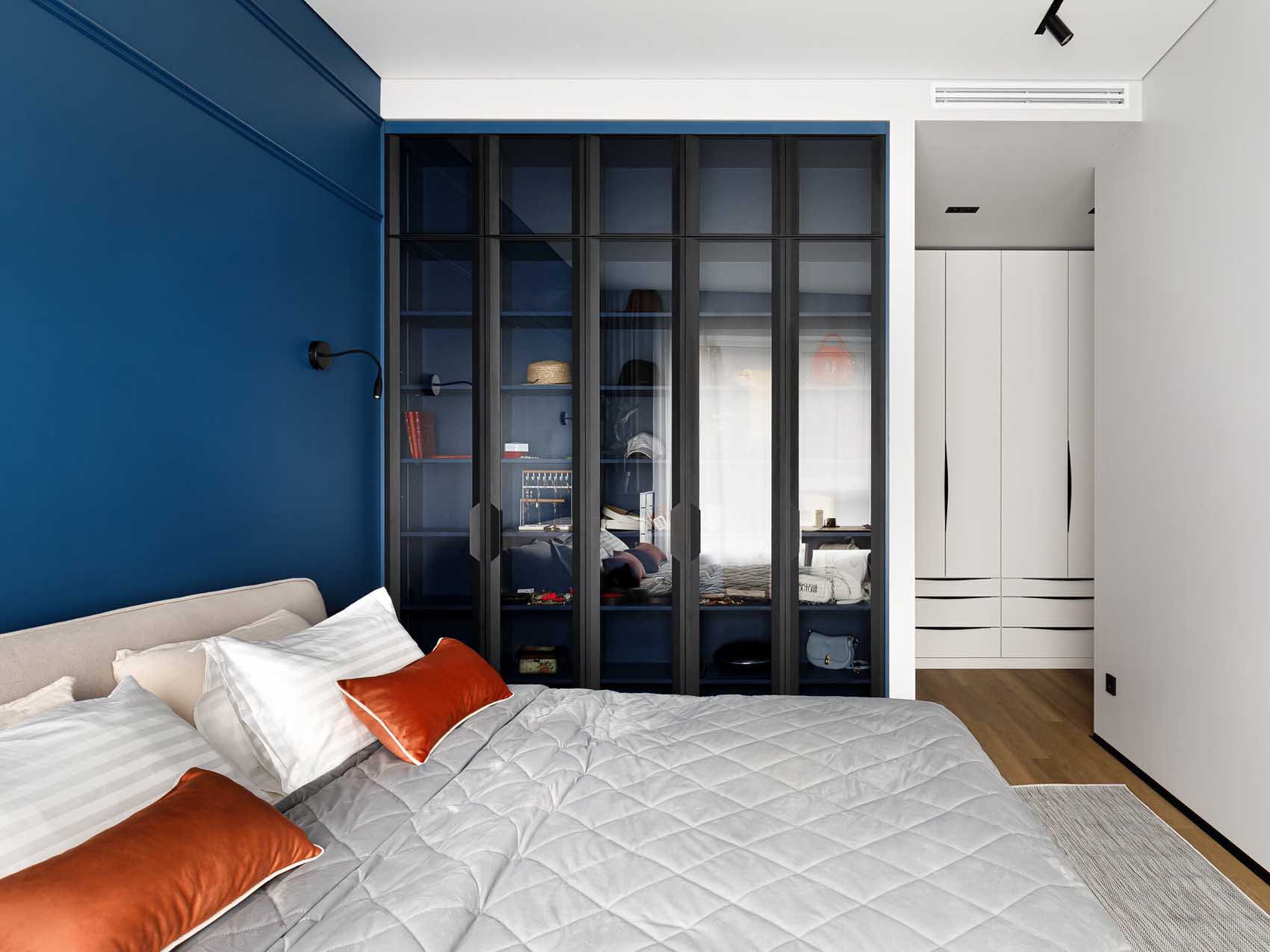chambre mur bleu décoration contemporaine appartement 57m2