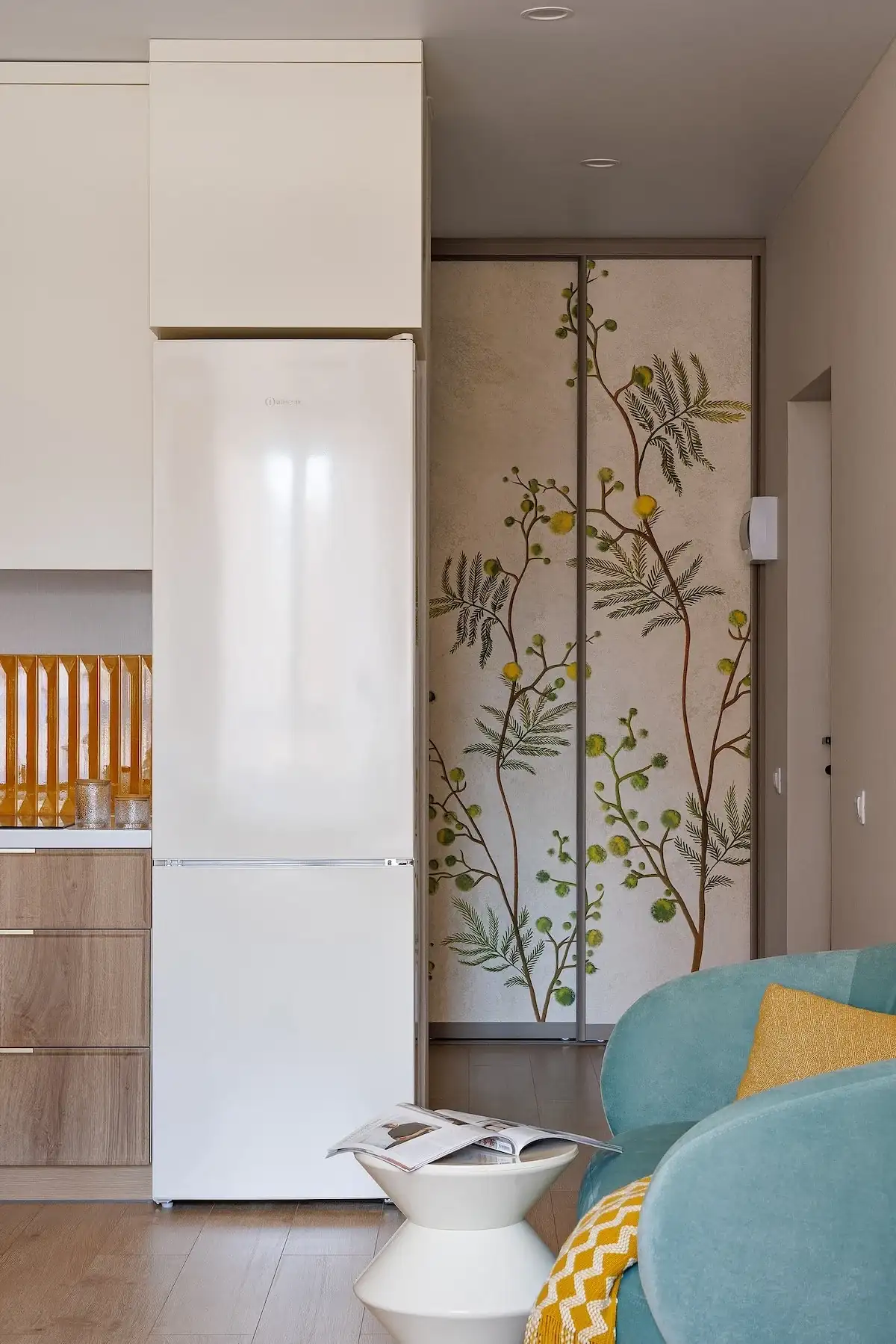 entrée avec placard décoré avec papier-peint mimosa dans studio 26m2 décoration contemporaine et colorée