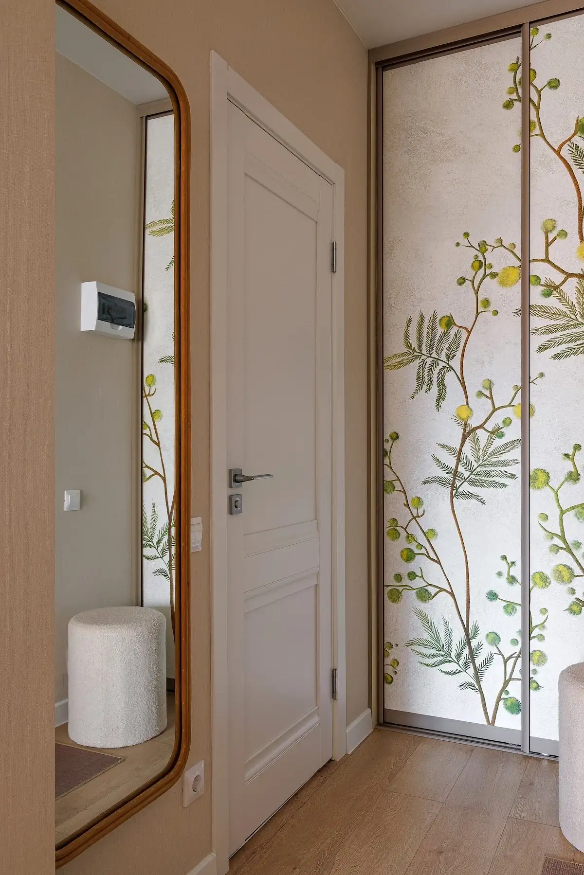 entrée avec placard décoré avec papier-peint mimosa dans studio 26m2 décoration contemporaine et colorée