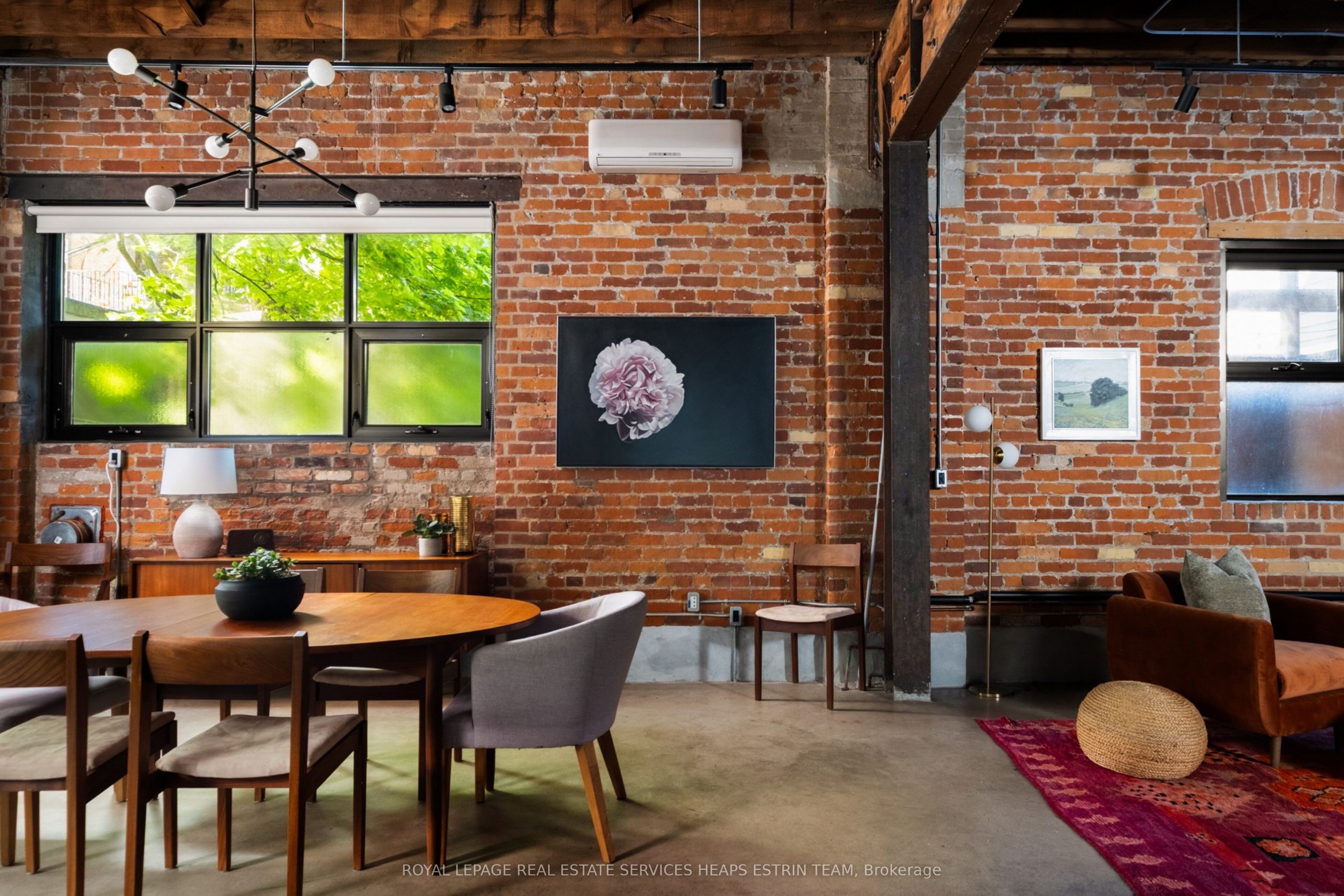 salle à manger et salon avec poutres en acier et murs de briques loft authentique et ancien dans un ancien garage à Toronto salle à manger et salon avec poutres en acier et murs de briques loft authentique et ancien dans un ancien garage à Toronto