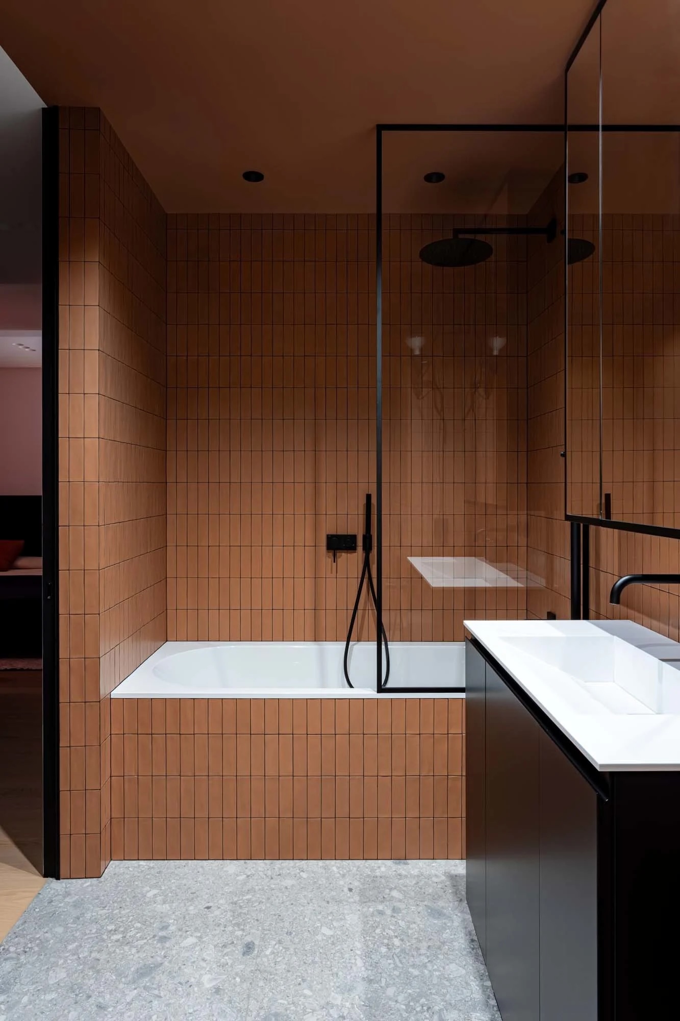 salle de bain terracotta et noire