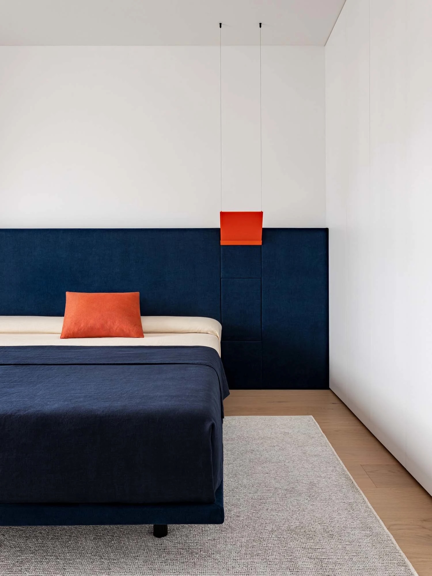 chambre bleue orange et blanche