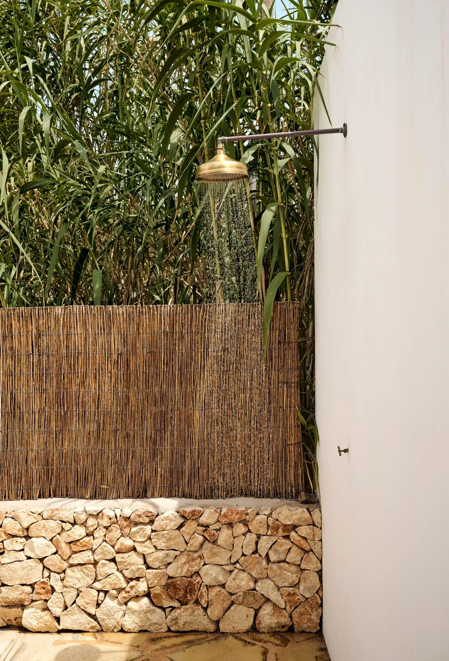 douche extérieure jardin maison Minorque vue mer douche extérieure jardin maison Minorque vue mer