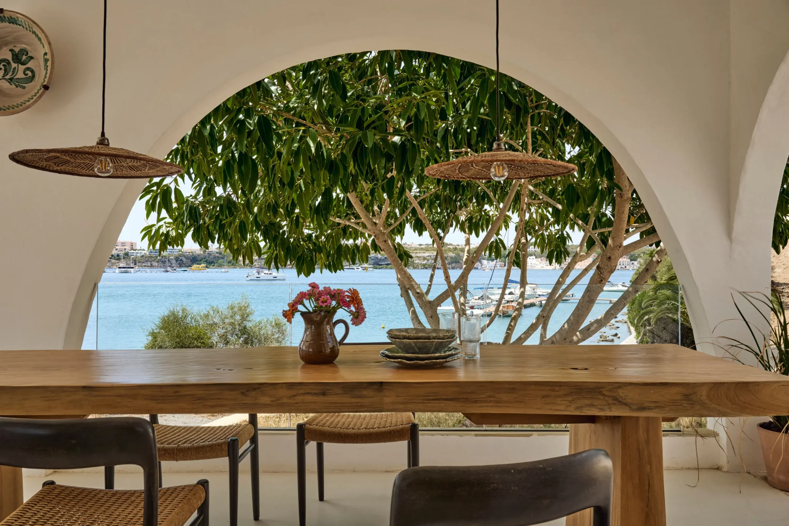 salle à manger extérieure sur terrasse abritée avec arches maison Minorque vue mer salle à manger extérieure sur terrasse abritée avec arches maison Minorque vue mer