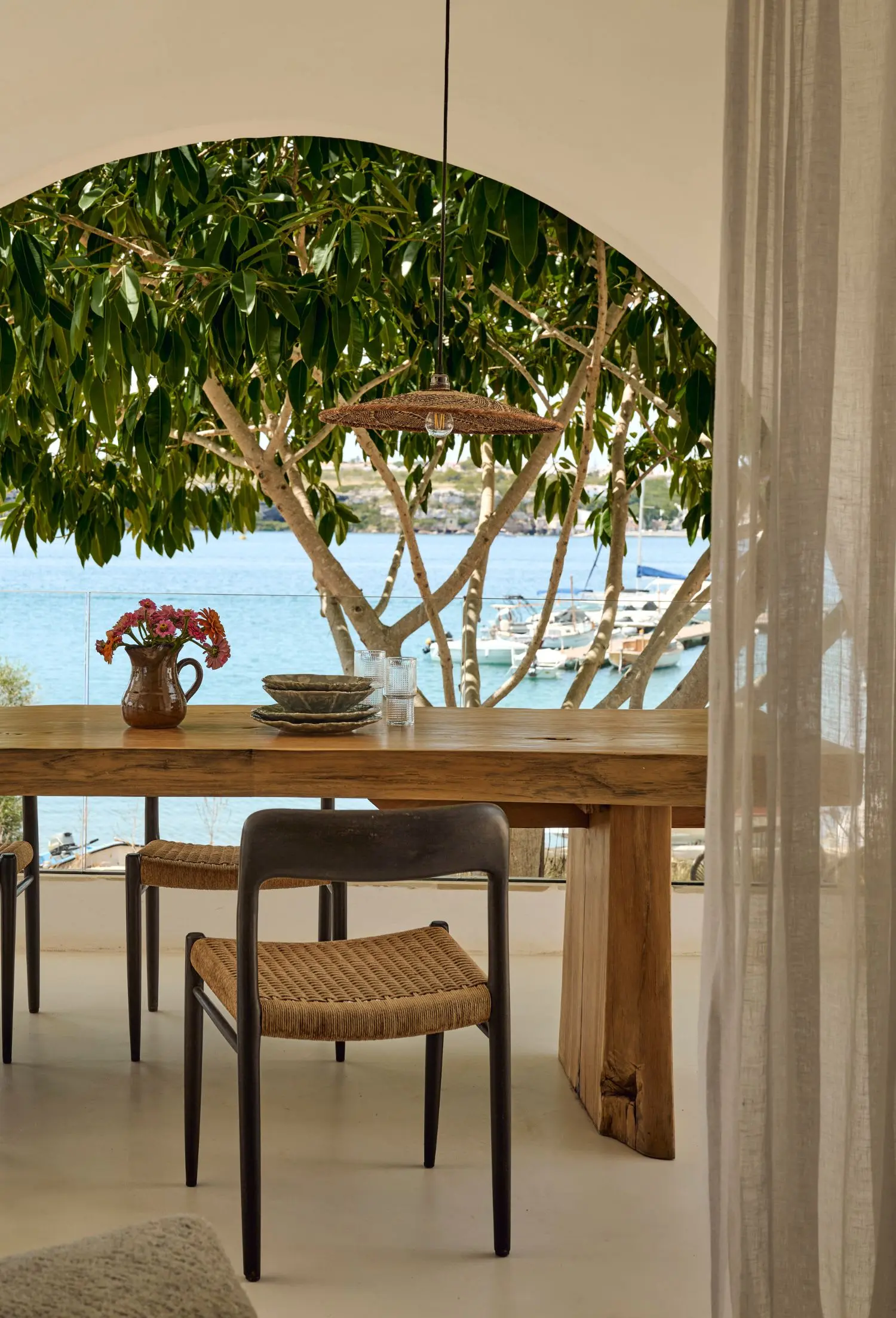 salle à manger extérieure sur terrasse abritée avec arches maison Minorque vue mer salle à manger extérieure sur terrasse abritée avec arches maison Minorque vue mer