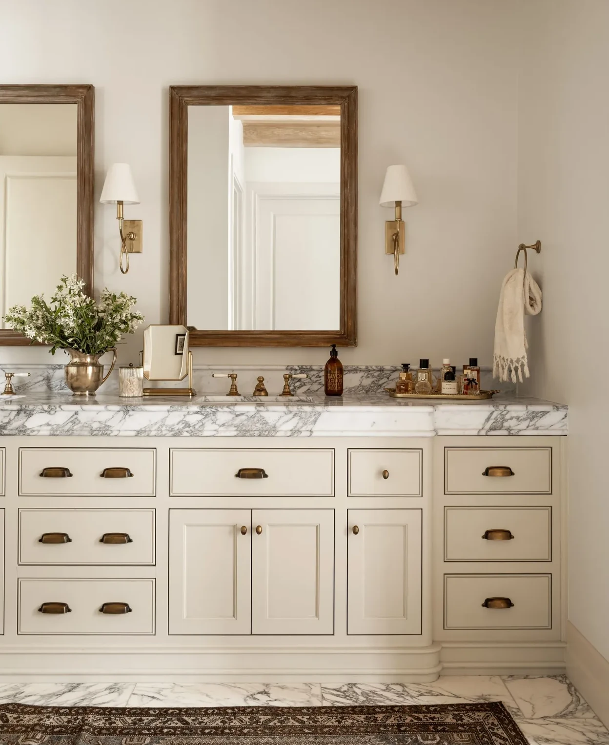 salle de bain maison neuve décoration classique chic par Studio McGee