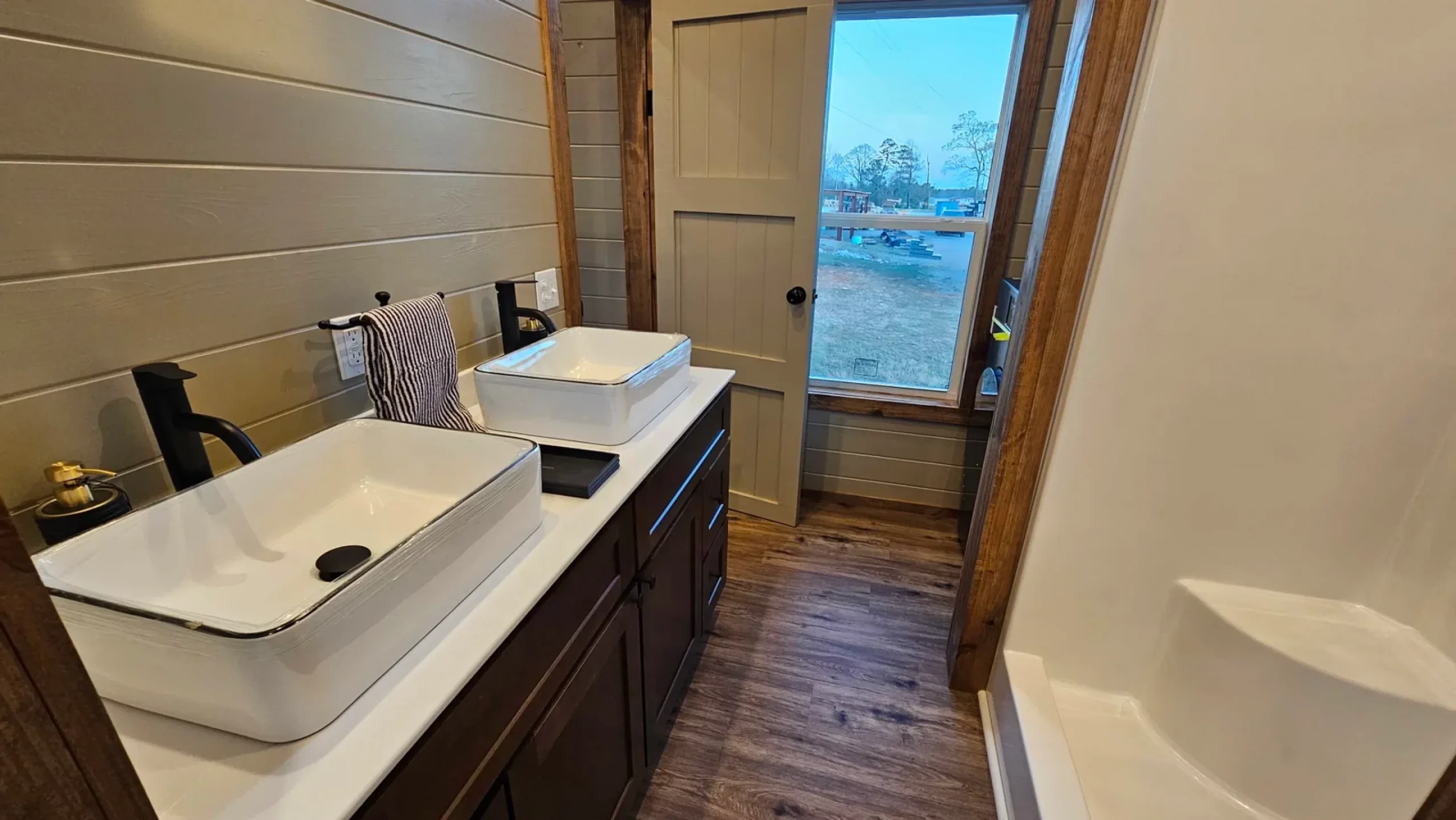 salle de bain avec fenêtre