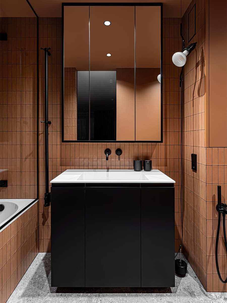 salle de bain terracotta et noire
