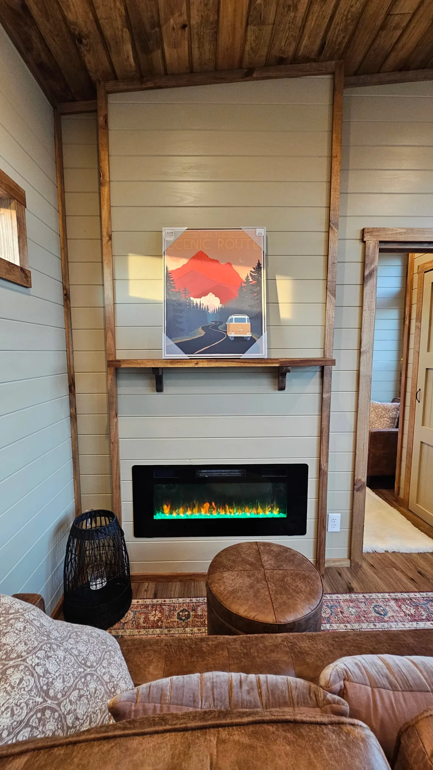 salon avec cheminée électrique tiny house 37m2 Miami Phoenix Building Solutions