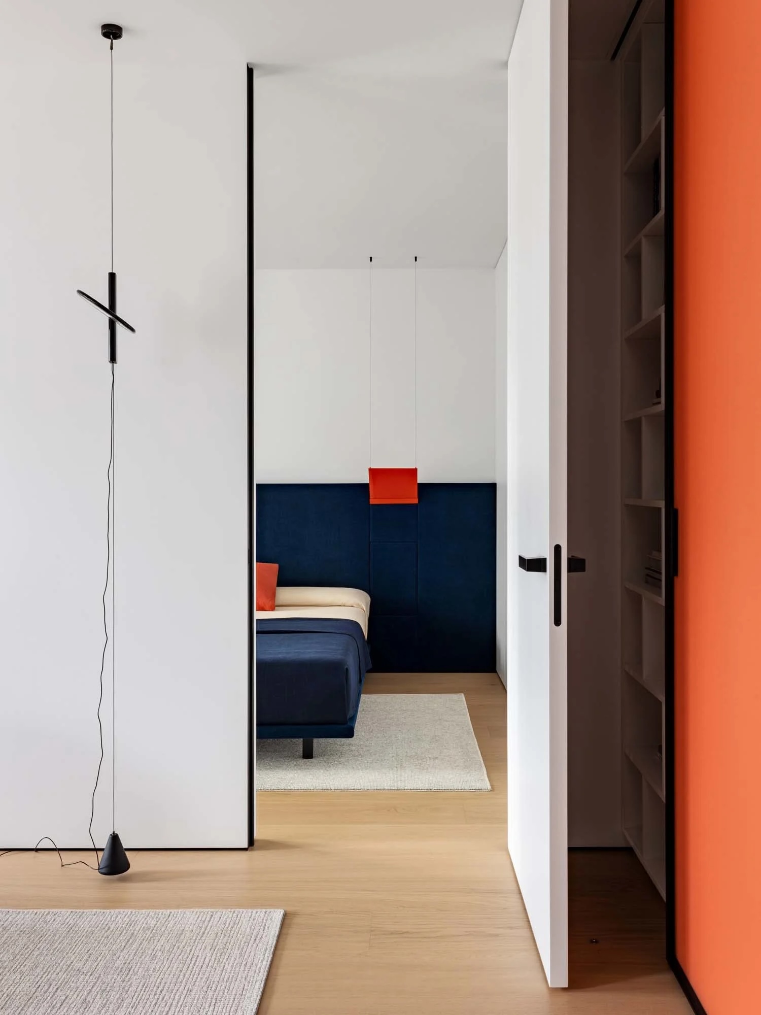chambre bleue orange et blanche
