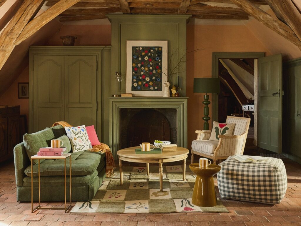 salon avec poutres et canapé vert kaki campagne chic catalogue Maisons du Monde 2026 automne hiver salon avec poutres et canapé vert kaki campagne chic catalogue Maisons du Monde 2026 automne hiver