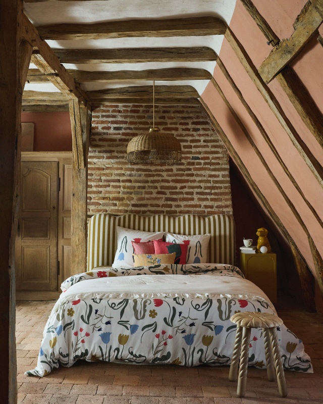 chambre mansardée avec poutres maison de campagne catalogue Maisons du Monde 2026 automne hiver chambre mansardée avec poutres maison de campagne catalogue Maisons du Monde 2026 automne hiver