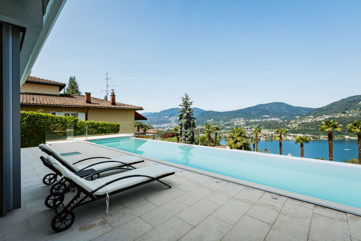 jardin avec piscine sur terrasse pierre grise