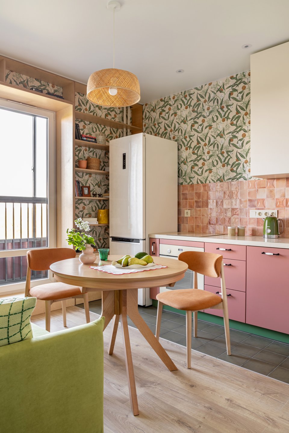 salon canapé vert anis et cuisine ouverte rose murs papier-peint petit appartement 39m2 décoration campagnarde salon canapé vert anis et cuisine ouverte rose murs papier-peint petit appartement 39m2 décoration campagnarde