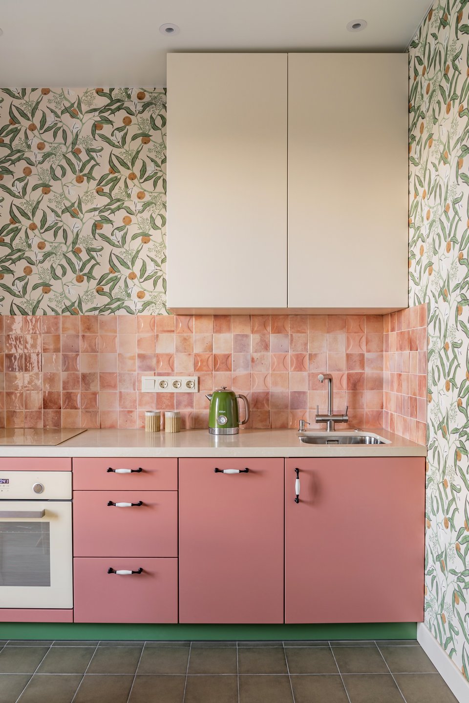 cuisine ouverte rose murs papier-peint petit appartement 39m2 décoration campagnarde cuisine ouverte rose murs papier-peint petit appartement 39m2 décoration campagnarde