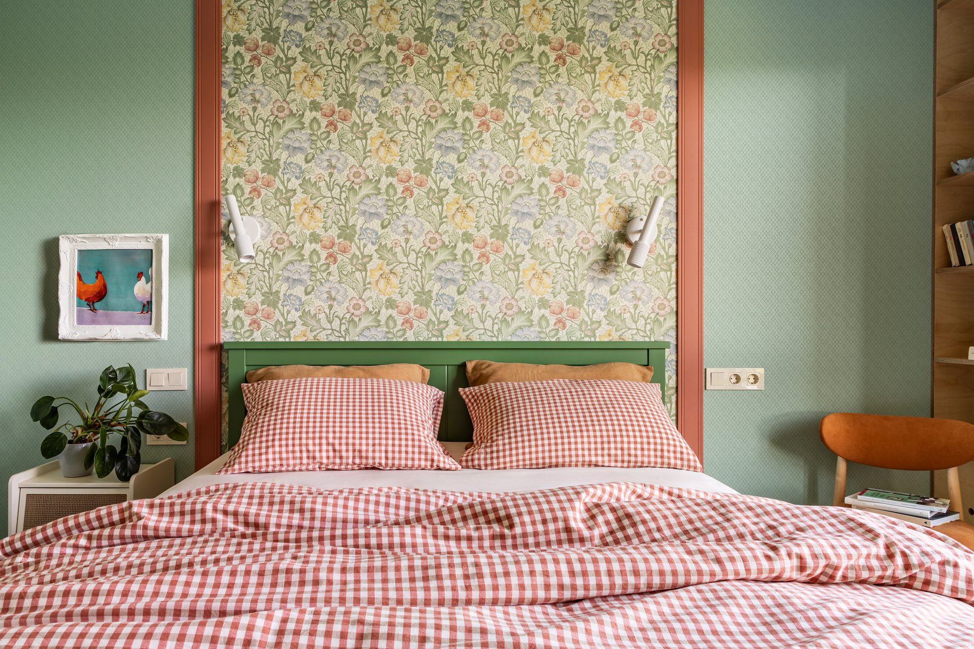 chambre murs vert et tête de lit papier-peint petit appartement 39m2 décoration campagnarde chambre murs vert et tête de lit papier-peint petit appartement 39m2 décoration campagnarde