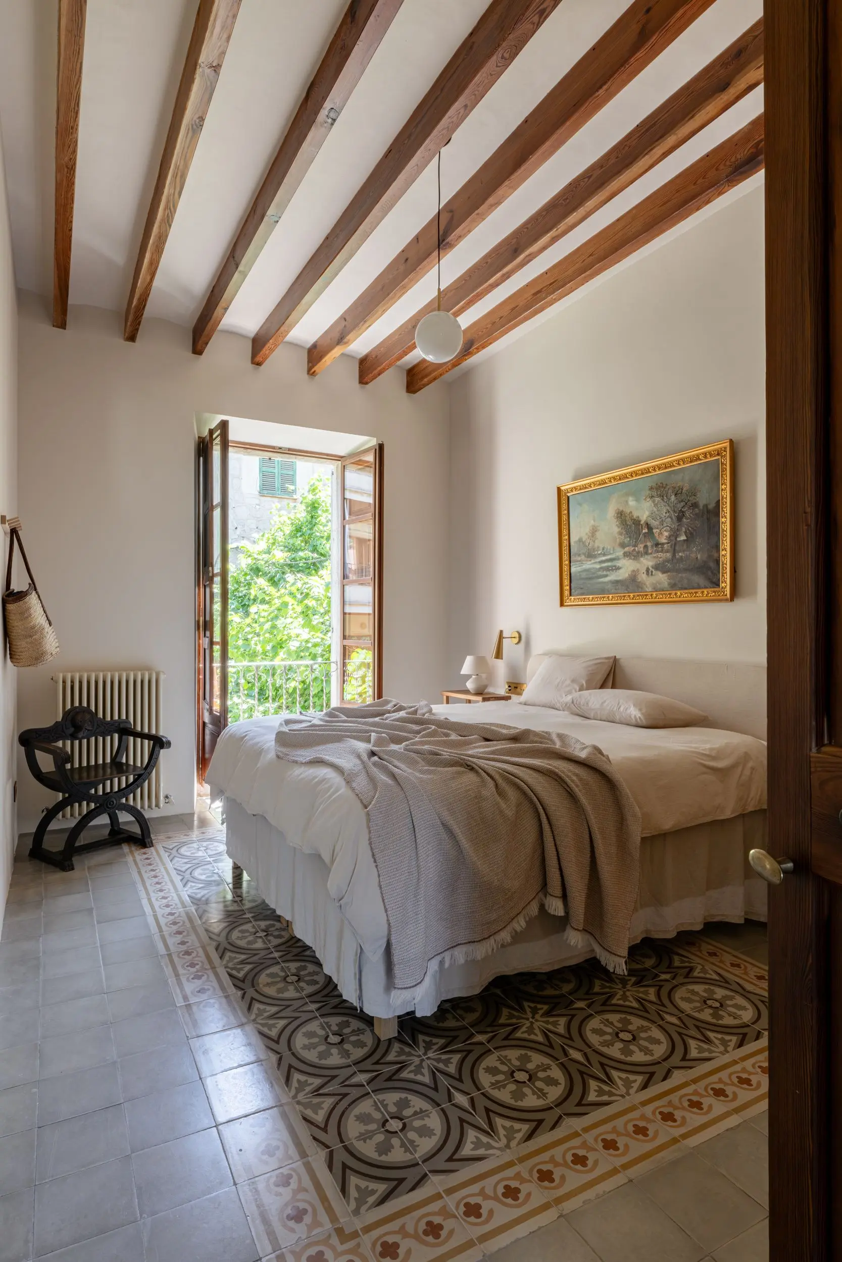 chambre avec poutres et carrelage ancien maison ancienne Majorque avec piscine Sa Casona par Berrow chambre avec poutres et carrelage ancien maison ancienne Majorque avec piscine Sa Casona par Berrow