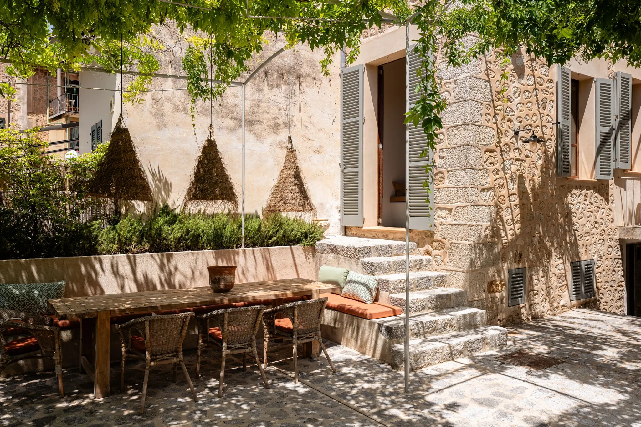 salle à manger extérieure sur terrasse pierre et pergola métal maison ancienne Majorque avec piscine Sa Casona par Berrow salle à manger extérieure sur terrasse pierre et pergola métal maison ancienne Majorque avec piscine Sa Casona par Berrow