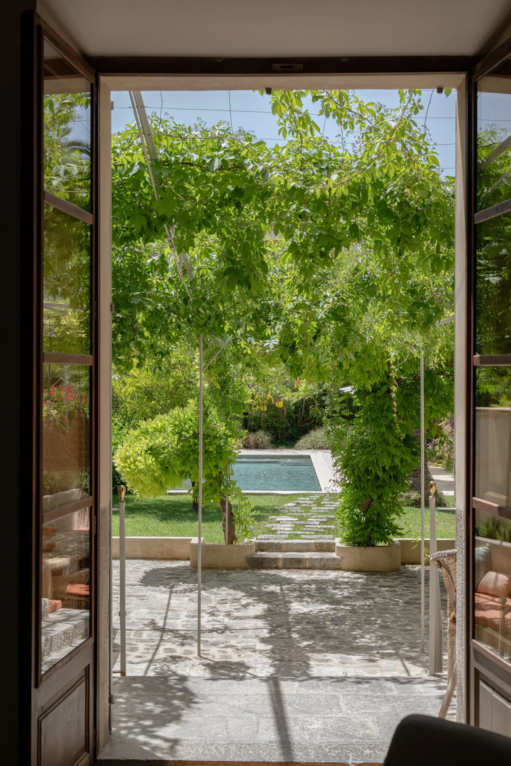fenêtre ouverte sur jardin maison ancienne Majorque avec piscine Sa Casona par Berrow fenêtre ouverte sur jardin maison ancienne Majorque avec piscine Sa Casona par Berrow