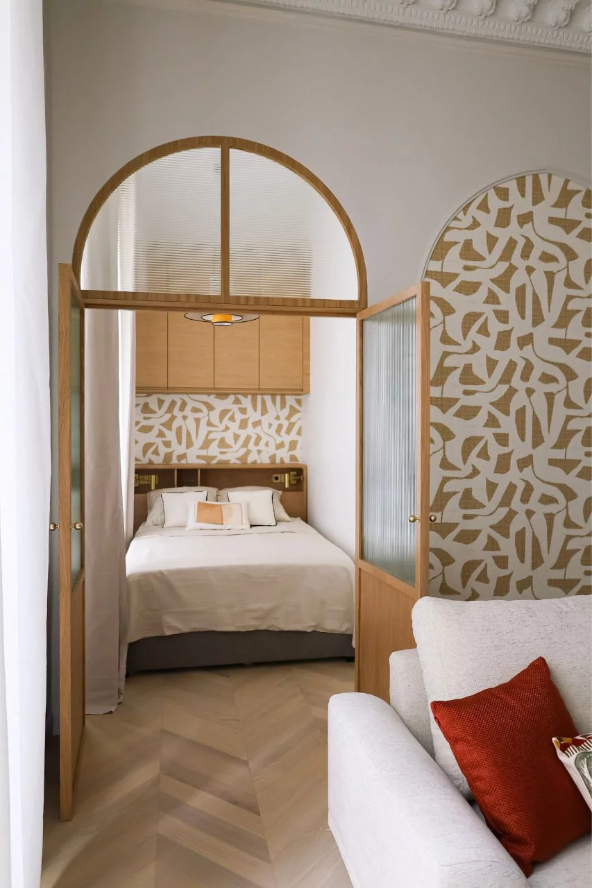 salon et chambre avec porte vitrée cintrée deux-pièces Paris 40m2 décoration contemporaine