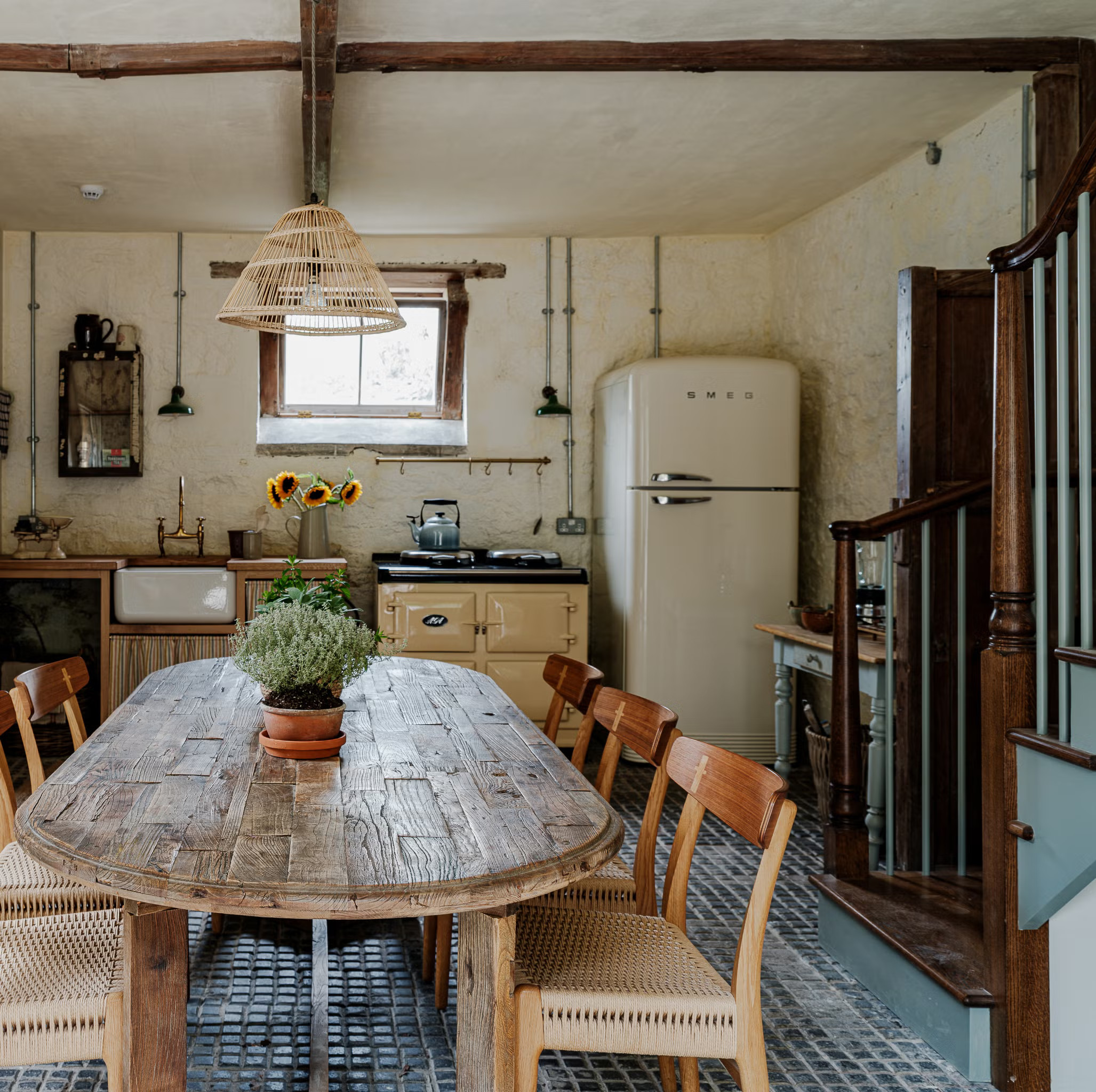 cuisine et salle à manger maison rénovée dans ancienne écurie Angleterre style rustique chic et vintage