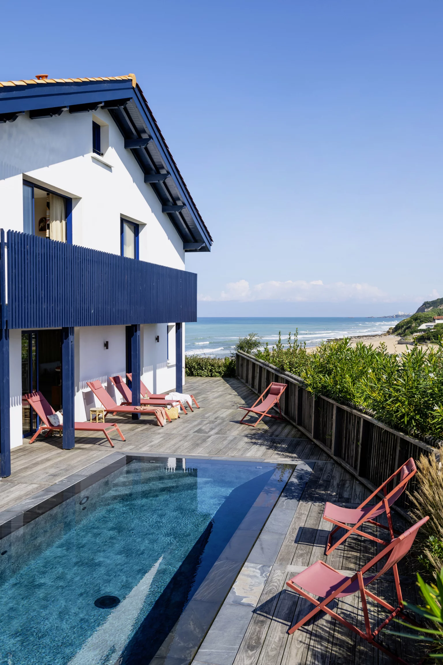maison décoration contemporaine avec piscine côte Basque près de la mer