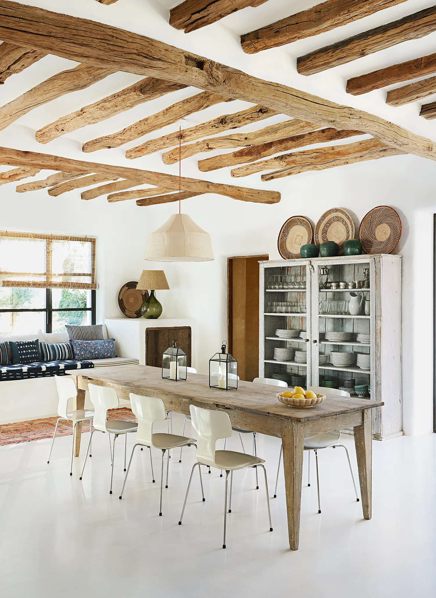 salon et salle à manger maison ancienne rénovée Ibiza avec poutres décoration contemporaine