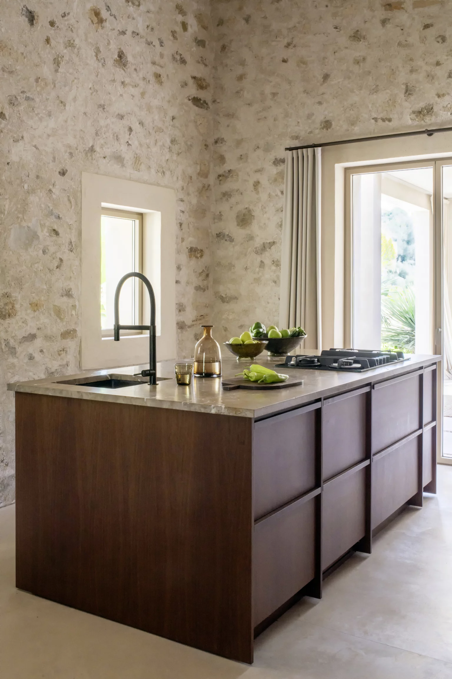 cuisine noyer dans ancienne maison murs en pierres