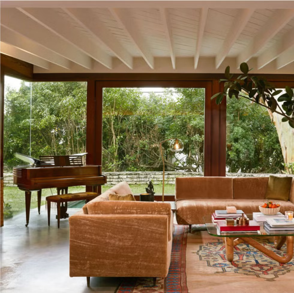 salon décoration contemporaine maison mid-century en vente appartenant à l'actrice Dakota Johnson à Los Angeles