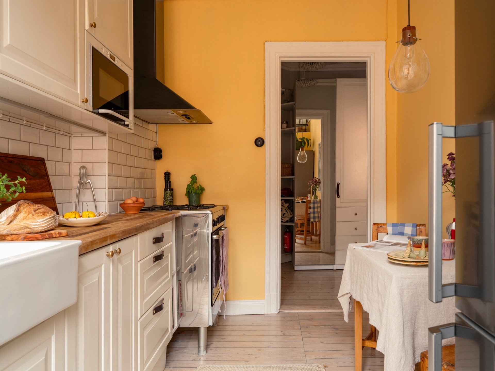 cuisine blanche style campagne murs jaunes studio 34m2 décoration scandinave