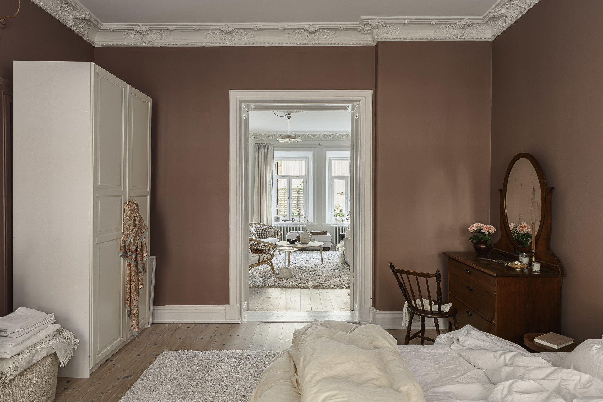 chambre avec moulures murs terracotta appartement 1900 décoration scandinave