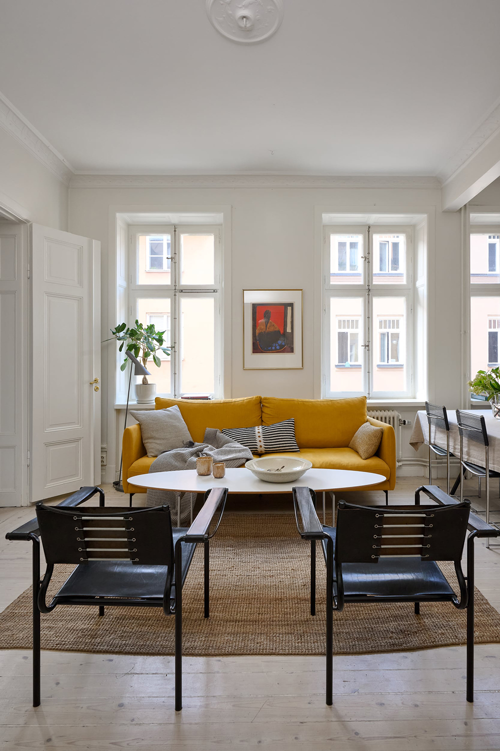 salon avec canapé jaune et salle à manger décoration vintage et scandinave deux-pièces 57m2 salon avec canapé jaune et salle à manger décoration vintage et scandinave deux-pièces 57m2