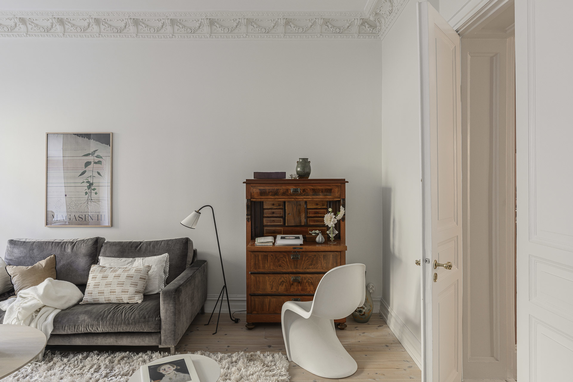 salon avec moulures appartement 1900 décoration scandinave